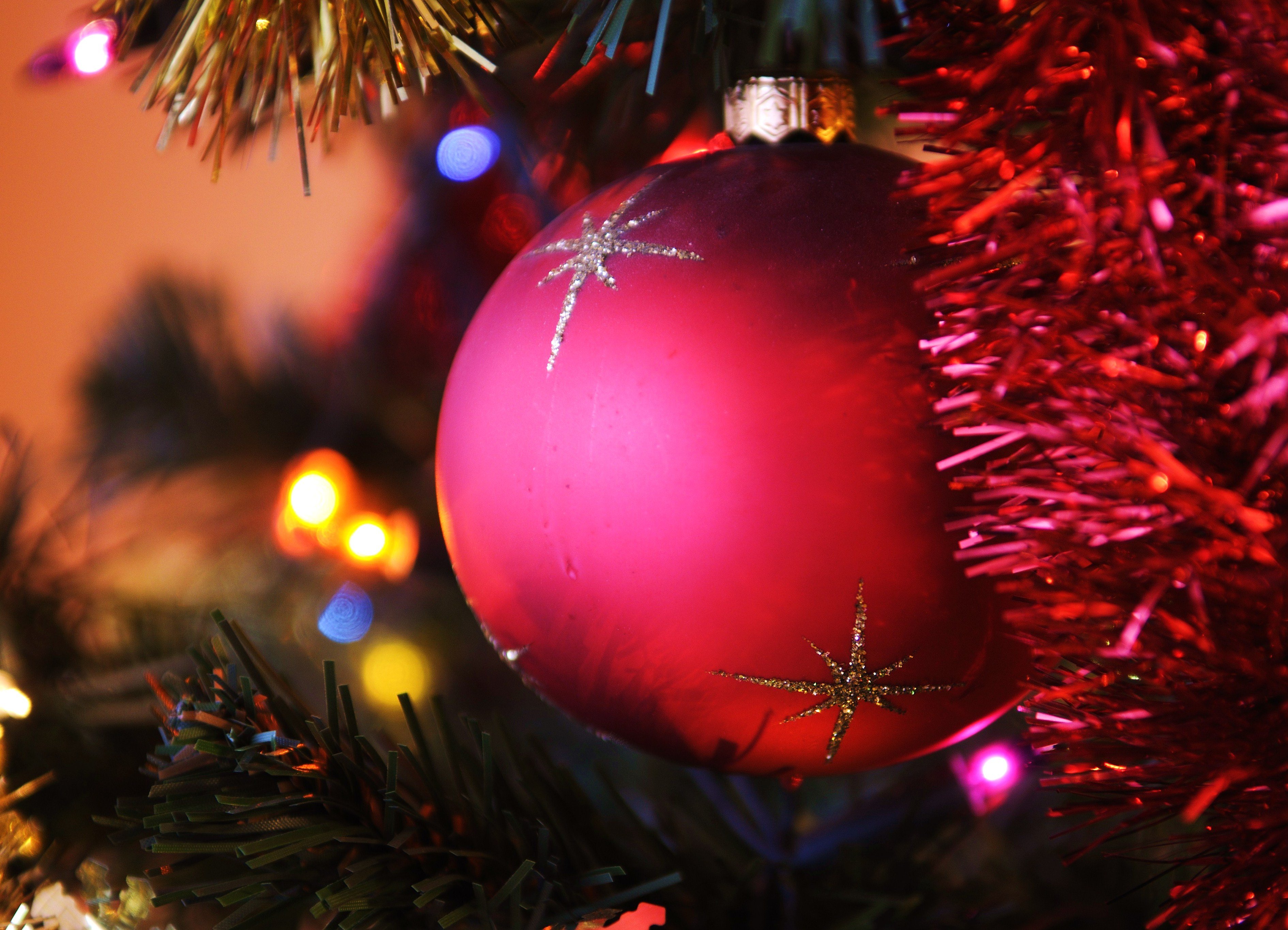 Christmas_tree_red_bauble.jpg